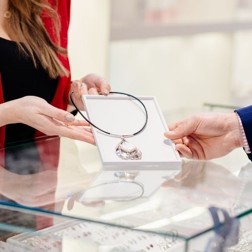 Продавец-консультант