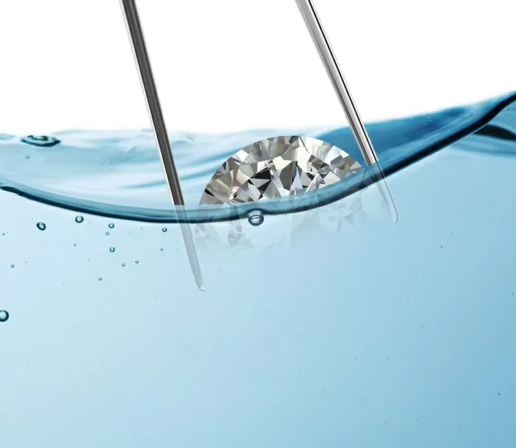 Бриллиант в воде Бриллиант в воде